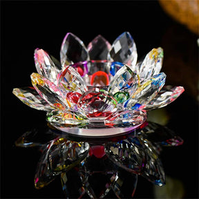 Flor de Lótus de Cristal Feng Shui com pétalas multicoloridas, refletindo luz em tons vibrantes. Símbolo de paz, harmonia e elevação espiritual. Pelicano Azul.