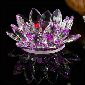 Flor de Lótus de Cristal Feng Shui em tons lilás, refletindo luz com brilho intenso. Símbolo de paz, harmonia e elevação espiritual. Pelicano Azul.