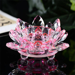 Flor de Lótus de Cristal Feng Shui em tons de rosa, com pétalas facetadas que refletem a luz. Símbolo de paz, harmonia e elevação espiritual. Pelicano Azul.