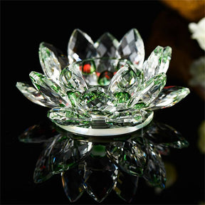 Flor de Lótus de Cristal Feng Shui em tons de verde, com pétalas facetadas que refletem a luz. Símbolo de harmonia e equilíbrio espiritual. Pelicano Azul.