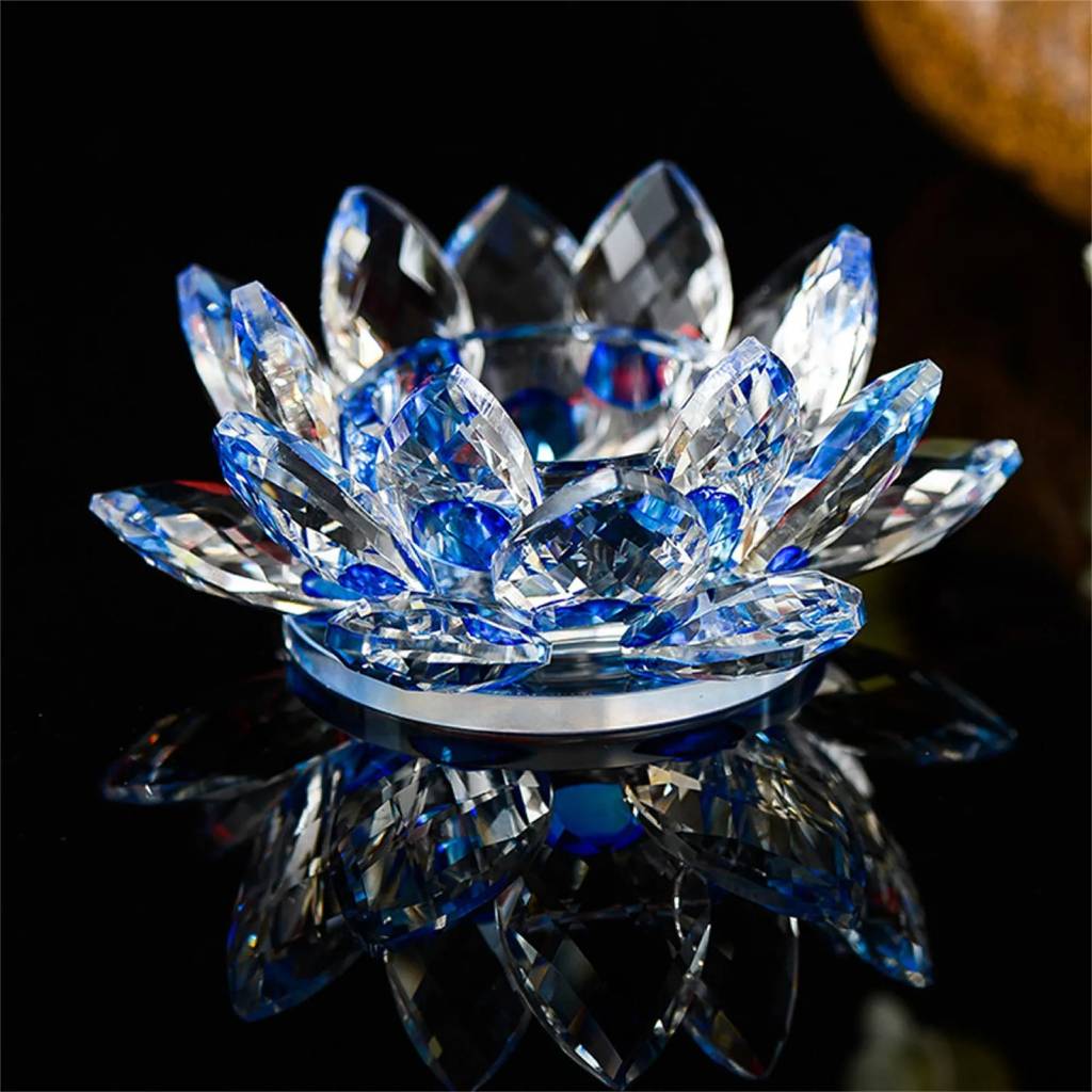 Flor de Lótus de Cristal Feng Shui em tons de azul, refletindo luz com brilho intenso. Símbolo de paz, elevação espiritual e harmonia. Pelicano Azul.