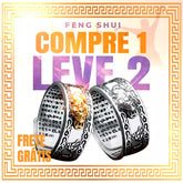 Feng Shui Clássico em prata, gravado com mantras de proteção e prosperidade. Oferta especial "Compre 1 Leve 2" com frete grátis, perfeito para atrair abundância e harmonia. Design sofisticado com símbolos orientais. Pelicano Azul.