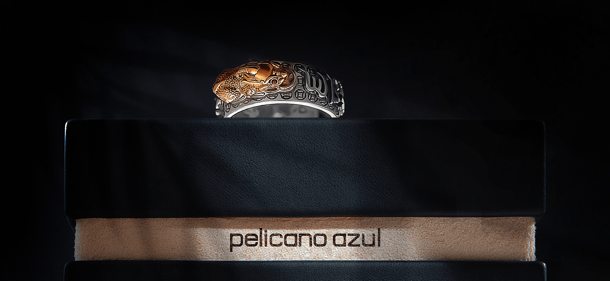 Anel de Prata com design Pixiu dourado, símbolo de prosperidade e proteção. Uma peça exclusiva da coleção Pelicano Azul, perfeita para atrair boas energias e equilíbrio.