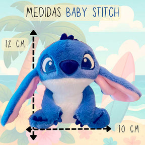 Pelúcia Baby Stitch azul medindo 12 cm de altura e 10 cm de largura com orelhas longas e olhos grandes.