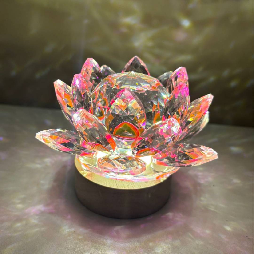 Luminária Flor de Lótus Cristal com reflexos rosa e dourado, criando uma atmosfera de tranquilidade e harmonia 2. Pelicano Azul.