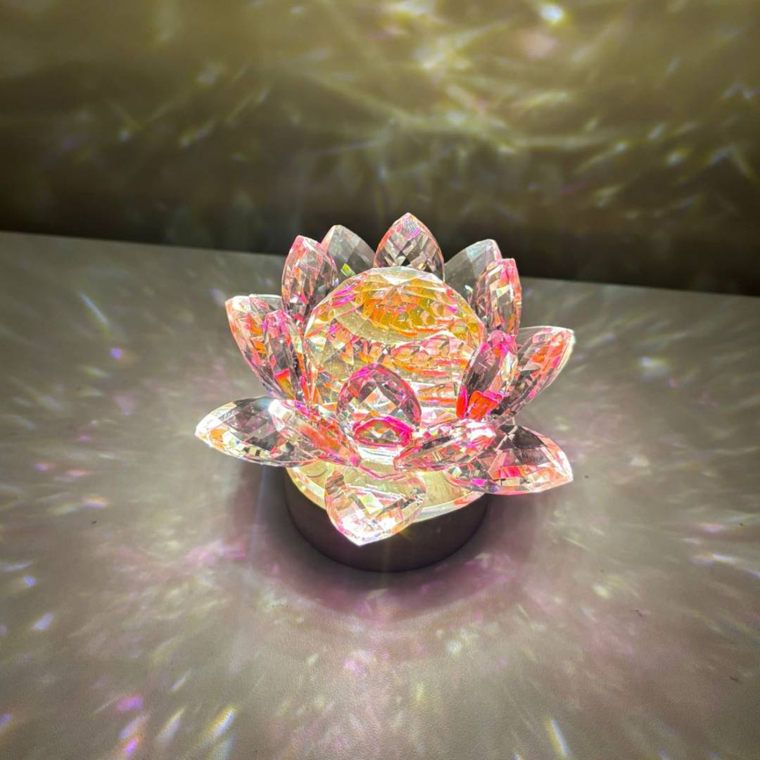 Luminária Flor de Lótus Cristal com reflexos rosa e dourado, criando uma atmosfera de tranquilidade e harmonia. Pelicano Azul.