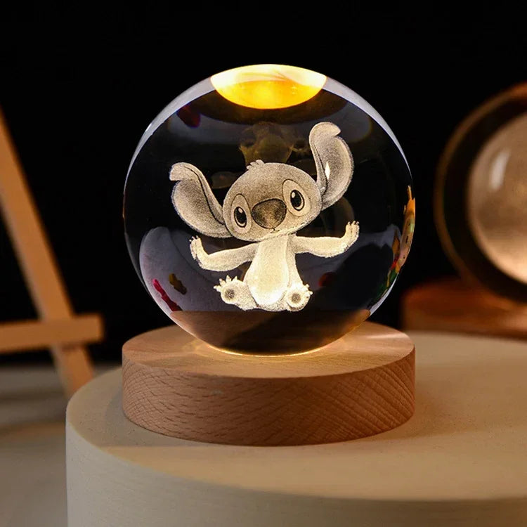 Luminária Stitch 3D com design encantador, personagem sentado em cristal iluminado, base de madeira e luz quente decorativa.