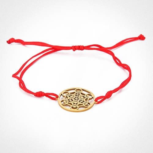 Pulseira de cordão vermelho com pingente dourado em geometria sagrada, representando o símbolo de grande poder espiritual e proteção. Pelicano Azul.