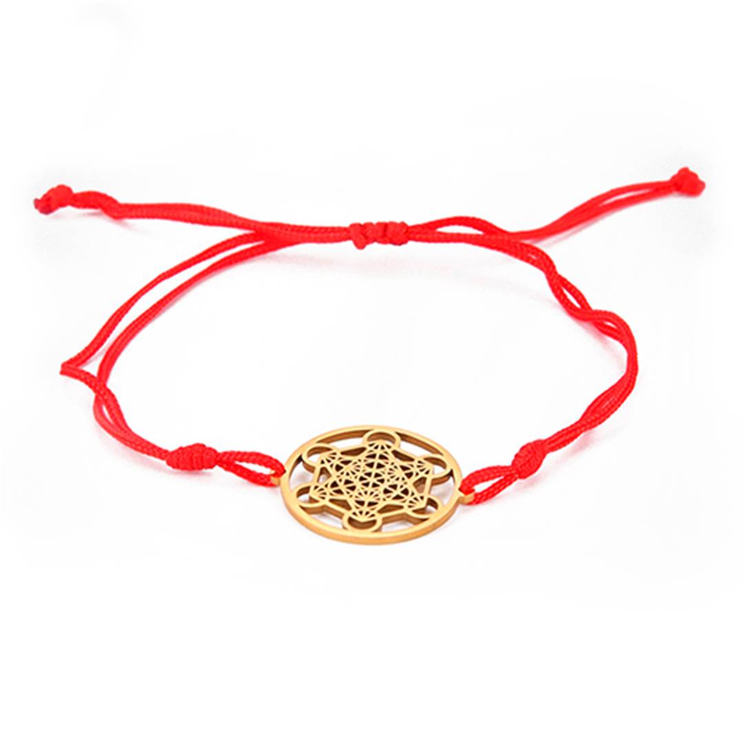 Pulseira de cordão vermelho com pingente dourado em geometria sagrada, representando o símbolo de grande poder espiritual e proteção. Pelicano Azul.