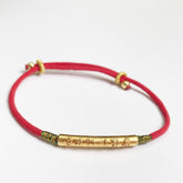 Pulseira Vermelha Tibetana com símbolo de proteção, feita de cordão vermelho resistente com detalhes dourados e inscrições tibetanas - Pelicano Azul