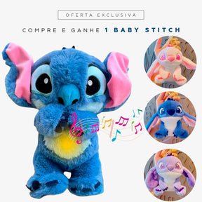 Pelúcia azul do Stitch com barriga amarela e efeito musical colorido saindo das mãos.