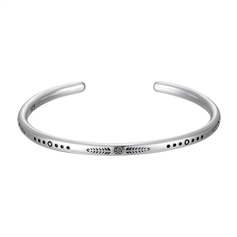 Bracelete minimalista em Prata Tibetana com detalhes gravados, parte do Conjunto Budista da Fé, representando proteção e espiritualidade, Pelicano Azul.