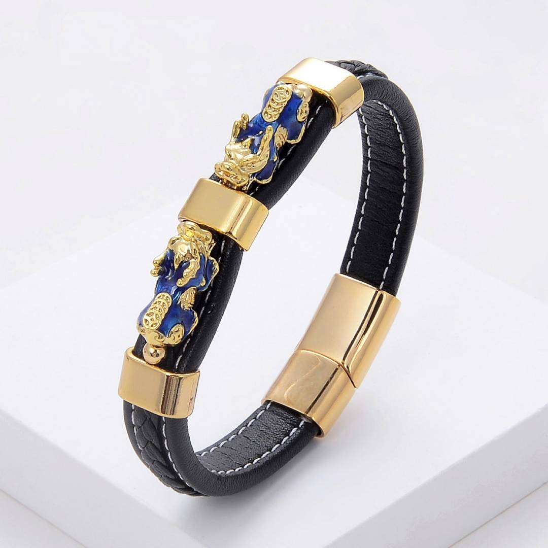 Bracelete da Fortuna Feng Shui em couro preto com detalhes de Pixiu dourado e azul, símbolo de prosperidade da loja Pelicano Azul.