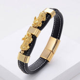 Bracelete da Fortuna Feng Shui em couro preto com detalhes de Pixiu dourado, símbolo de prosperidade da loja Pelicano Azul.