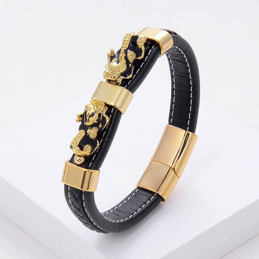 Bracelete da Fortuna Feng Shui em couro preto com detalhes de Pixiu dourado e preto, símbolo de prosperidade da loja Pelicano Azul.