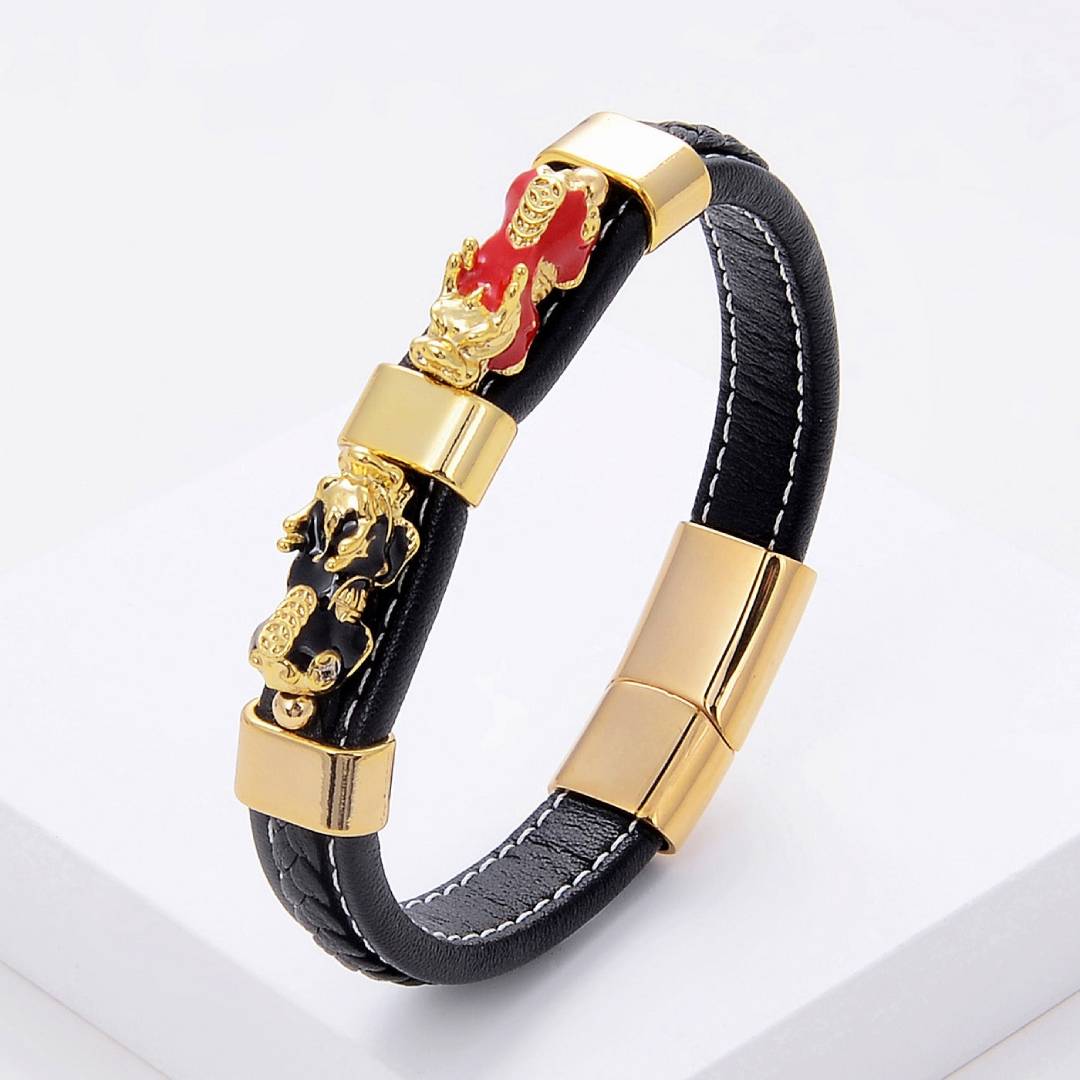 Bracelete da Fortuna Feng Shui em couro preto com detalhes de Pixiu dourado, preto e vermelho, símbolo de prosperidade da loja Pelicano Azul.