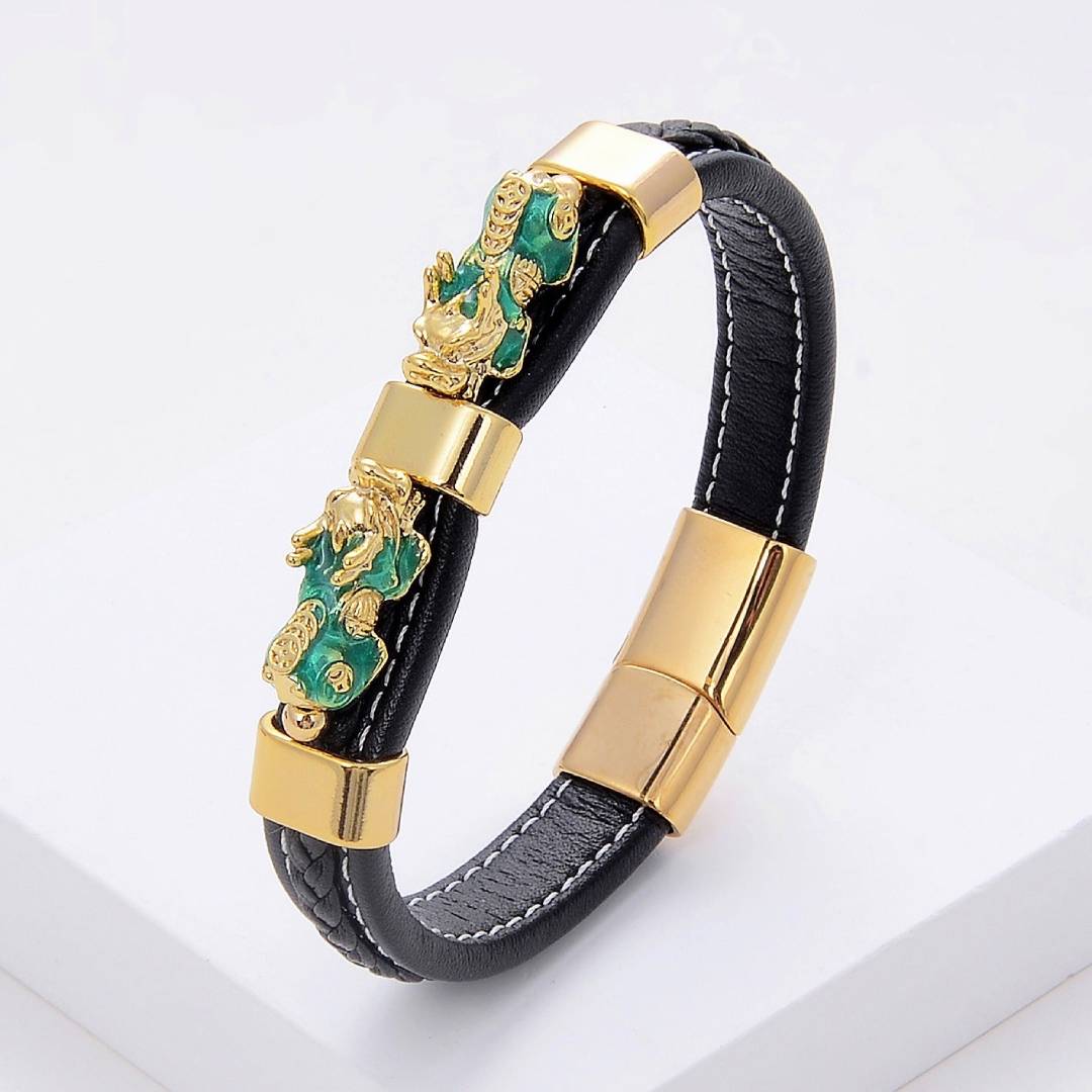 Bracelete da Fortuna Feng Shui em couro preto com detalhes de Pixiu dourado e verde, símbolo de prosperidade da loja Pelicano Azul.