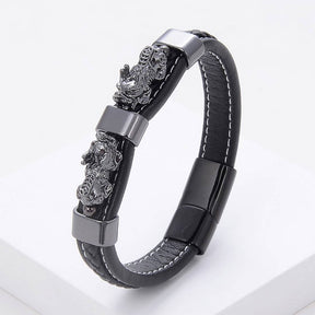 Bracelete da Fortuna Feng Shui em couro preto com detalhes de Pixiu preto metálico, símbolo de prosperidade da loja Pelicano Azul.