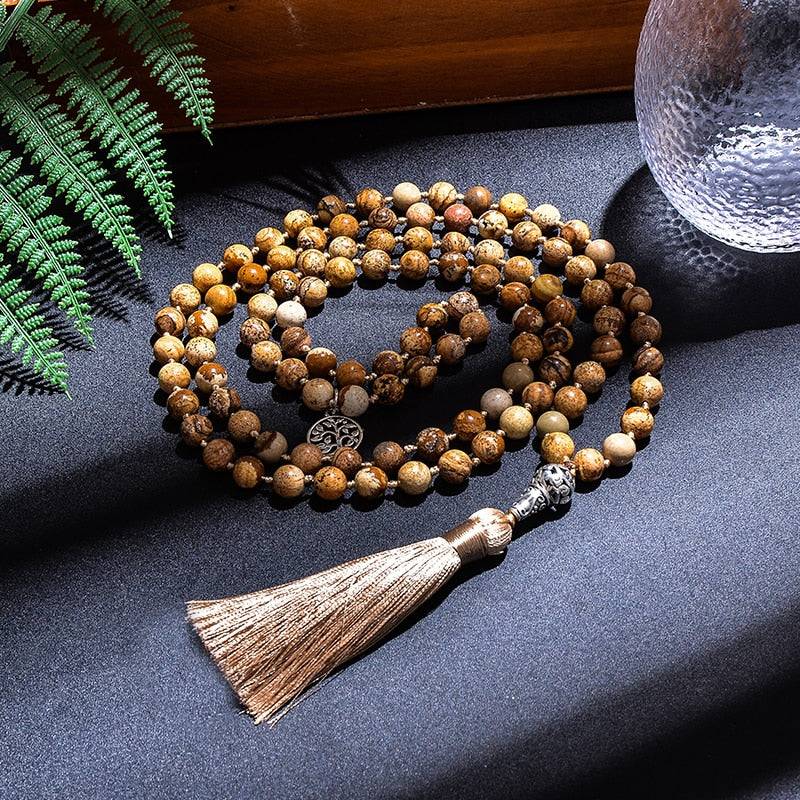 Japamala 108 Contas com Pulseira de Brinde, feita de Semente de Rudraksha, apresentando um design natural e espiritual. Perfeito para práticas meditativas e de mindfulness. Pelicano Azul.