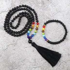 Japamala com 108 contas em Lava Vulcânica e pedras dos 7 Chakras, acompanhado de uma pulseira budista combinando e tassel preto elegante Pelicano Azul.