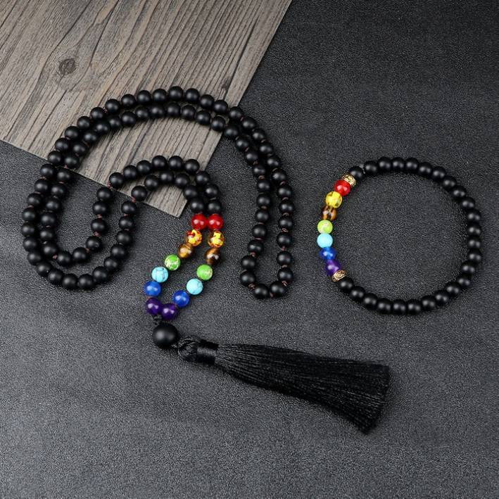 Japamala com 108 contas em Lava Vulcânica e pedras dos 7 Chakras, acompanhado de uma pulseira budista combinando e tassel preto elegante Pelicano Azul.