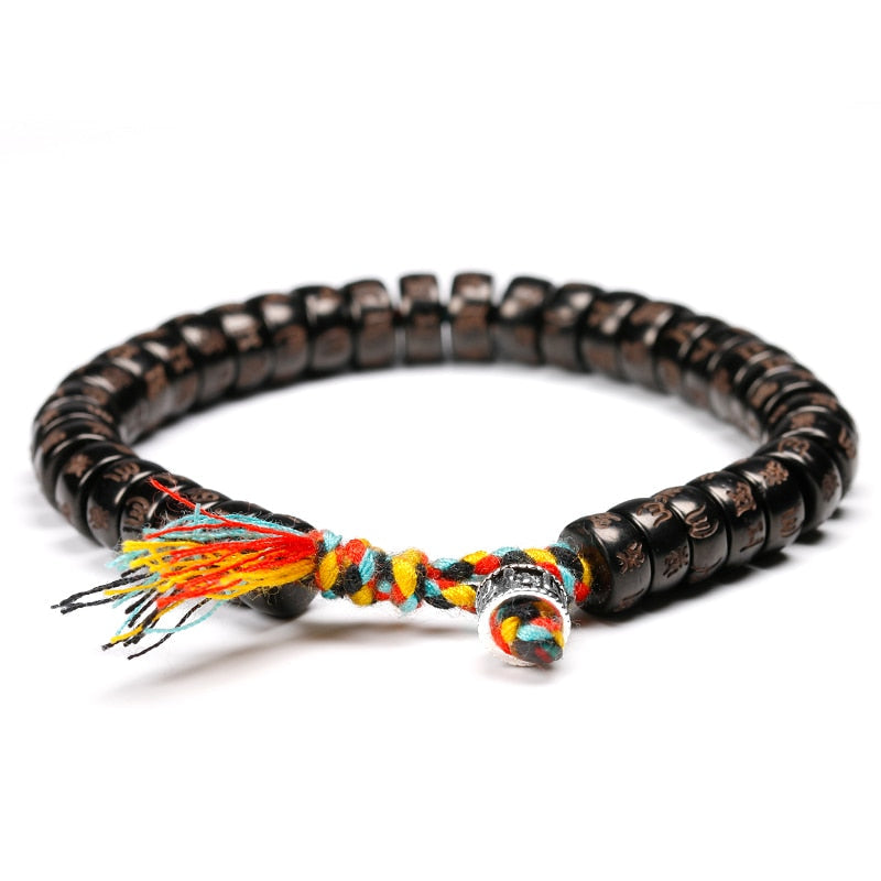 Pulseira Budista feita de concha esculpida com detalhes gravados e cordão multicolorido, Pelicano Azul.