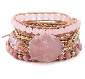  Pulseira Cristal de Quartzo Rosa, com pedra bruta em tom rosado delicado, promovendo harmonia e amor com elegância Pelicano Azul.