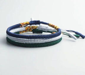 Conjunto de pulseiras Budistas em azul, branco e verde, trançadas com fio de cetim, representando prosperidade e proteção. Pelicano Azul.